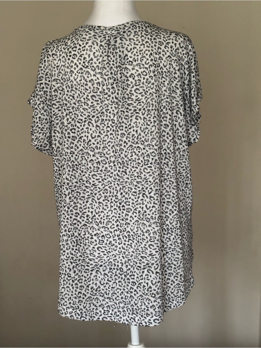 bobeau White and Gray Leopard Print V-Neck Tunic - Picture 4 of 14